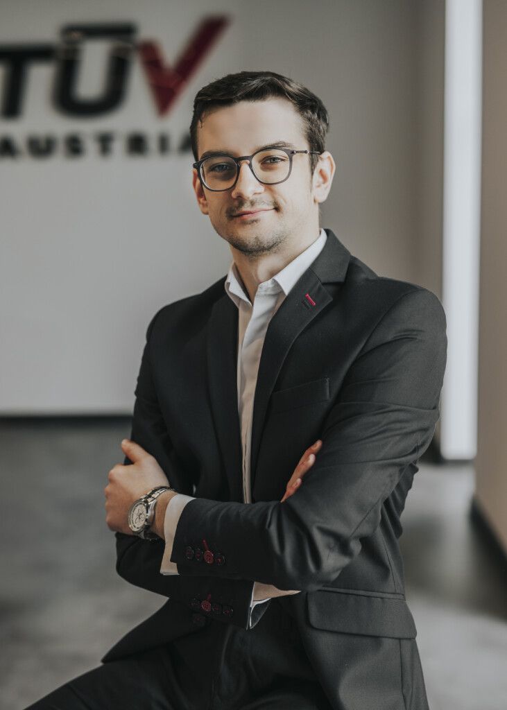 Oskar Molenda 
Specjalista ds. Certyfikacji / Certification Specialist 